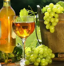 fehér bor és szőlő